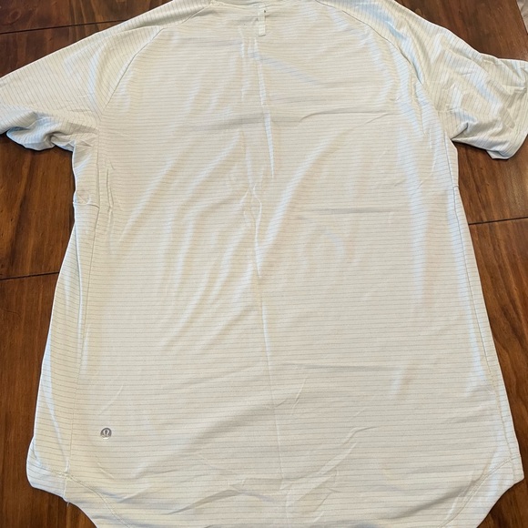 Men’s Lululemon Lime Green Short Sleeve Shirt - Picture 3 of 4